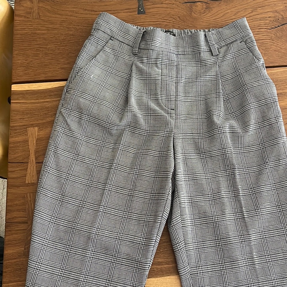 NWT houndstooth pull on cigarette style pants